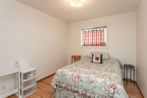 14 Lincoln Park, Lacombe, AB - Indoor Photo Showing Bedroom