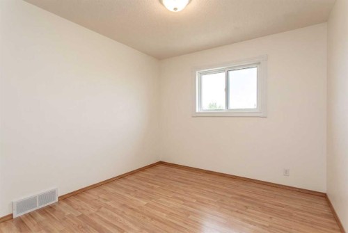 14 Lincoln Park, Lacombe, AB - Indoor Photo Showing Other Room