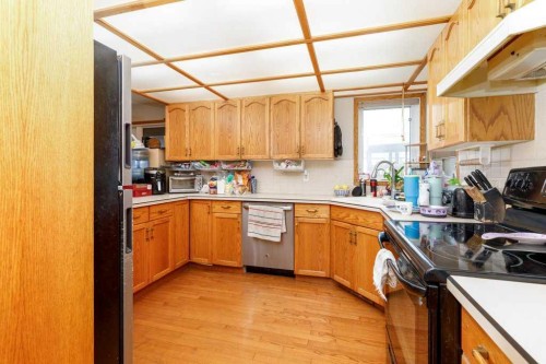 6 Densmore Crescent, Red Deer, AB - Indoor Photo Showing Kitchen