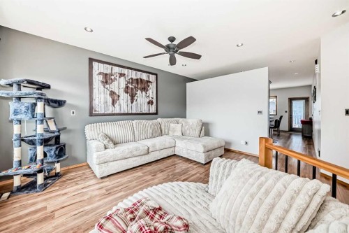 28 Bowman Circle, Sylvan Lake, AB - Indoor Photo Showing Living Room