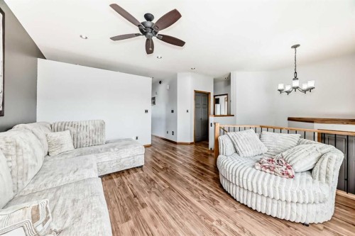28 Bowman Circle, Sylvan Lake, AB - Indoor Photo Showing Living Room