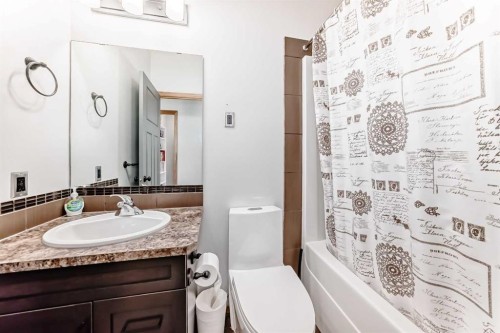 28 Bowman Circle, Sylvan Lake, AB - Indoor Photo Showing Bathroom