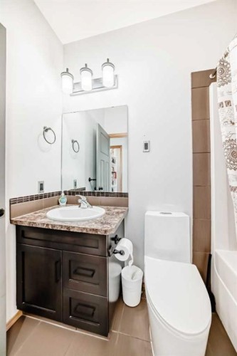 28 Bowman Circle, Sylvan Lake, AB - Indoor Photo Showing Bathroom