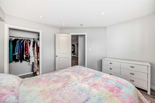 28 Bowman Circle, Sylvan Lake, AB - Indoor Photo Showing Bedroom