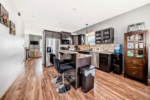 28 Bowman Circle, Sylvan Lake, AB - Indoor Photo Showing Kitchen With Upgraded Kitchen