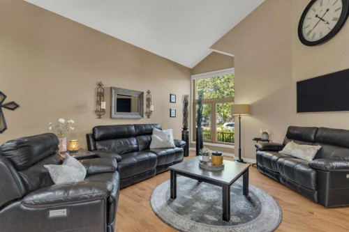 3520 44A Avenue, Red Deer, AB - Indoor Photo Showing Living Room