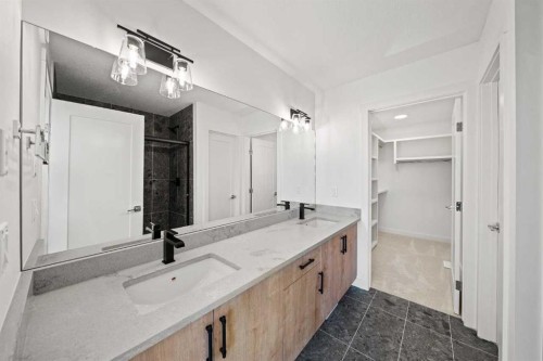 91 Heritage Manor, Cochrane, AB - Indoor Photo Showing Bathroom