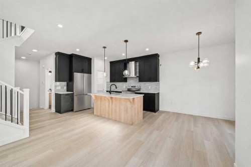 91 Heritage Manor, Cochrane, AB - Indoor Photo Showing Kitchen