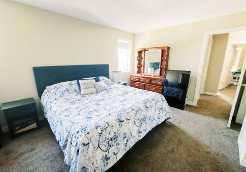 5007B 46 Street, Stettler, AB - Indoor Photo Showing Bedroom