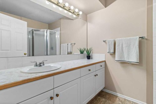 211-6118 53 Avenue, Red Deer, AB - Indoor Photo Showing Bathroom