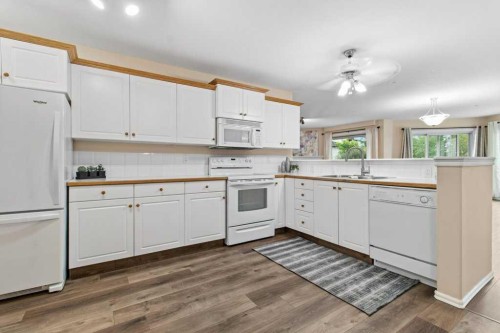 211-6118 53 Avenue, Red Deer, AB - Indoor Photo Showing Kitchen