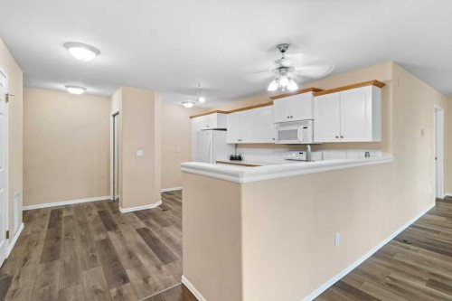 211-6118 53 Avenue, Red Deer, AB - Indoor Photo Showing Kitchen