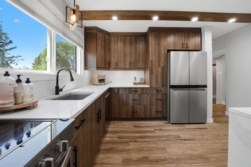 75 Hill Crescent, Red Deer, AB - Indoor Photo Showing Kitchen With Upgraded Kitchen