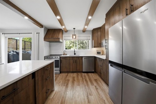 75 Hill Crescent, Red Deer, AB - Indoor Photo Showing Kitchen With Upgraded Kitchen