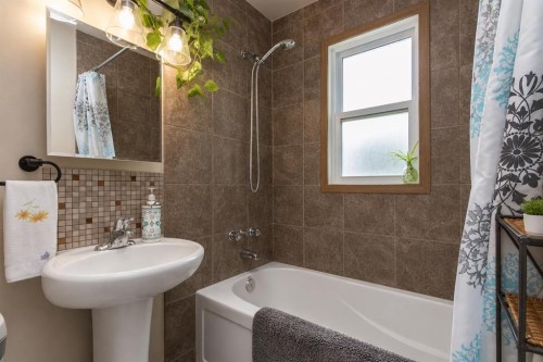 3502 51 Avenue, Red Deer, AB 