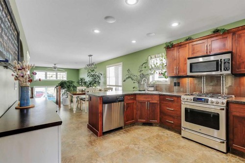 284 Vanson Close, Red Deer, AB - Indoor Photo Showing Kitchen