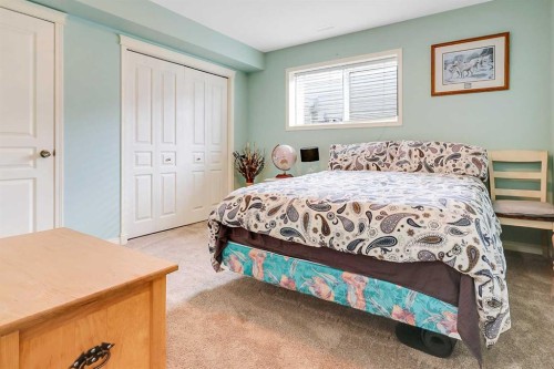 284 Vanson Close, Red Deer, AB - Indoor Photo Showing Bedroom