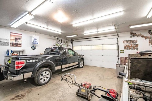25 Fern Glade Crescent, Sylvan Lake, AB - Indoor Photo Showing Garage