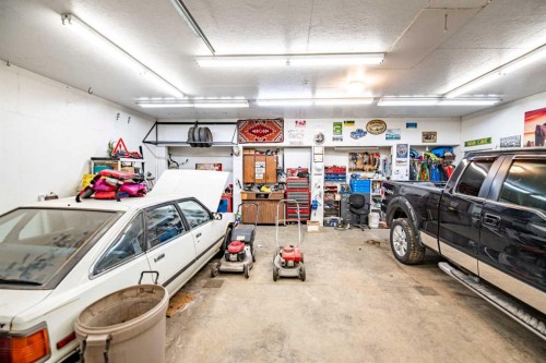 25 Fern Glade Crescent, Sylvan Lake, AB - Indoor Photo Showing Garage