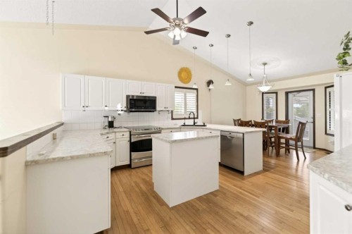25 Fern Glade Crescent, Sylvan Lake, AB - Indoor Photo Showing Kitchen With Upgraded Kitchen