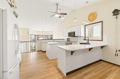 25 Fern Glade Crescent, Sylvan Lake, AB - Indoor Photo Showing Kitchen With Upgraded Kitchen