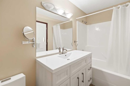 25 Fern Glade Crescent, Sylvan Lake, AB - Indoor Photo Showing Bathroom
