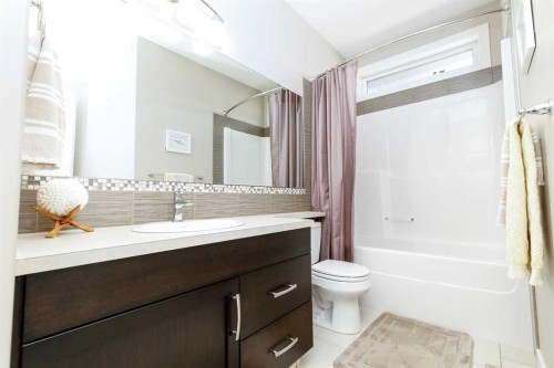 39 Thompson Crescent, Red Deer, AB - Indoor Photo Showing Bathroom