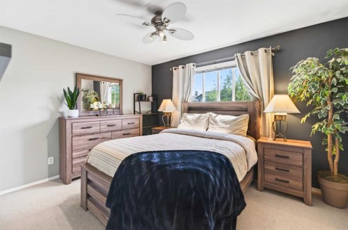 32 Reynolds Road, Sylvan Lake, AB - Indoor Photo Showing Bedroom