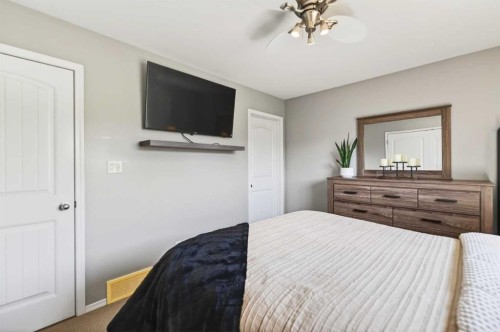 32 Reynolds Road, Sylvan Lake, AB - Indoor Photo Showing Bedroom