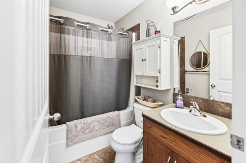 32 Reynolds Road, Sylvan Lake, AB - Indoor Photo Showing Bathroom