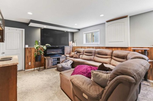 32 Reynolds Road, Sylvan Lake, AB - Indoor Photo Showing Living Room