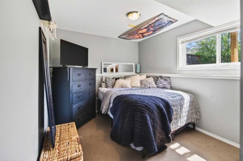 32 Reynolds Road, Sylvan Lake, AB - Indoor Photo Showing Bedroom