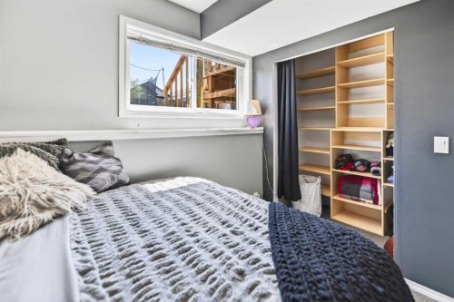 32 Reynolds Road, Sylvan Lake, AB - Indoor Photo Showing Bedroom