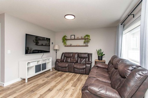 71 Bardwell Way, Sylvan Lake, AB - Indoor Photo Showing Living Room