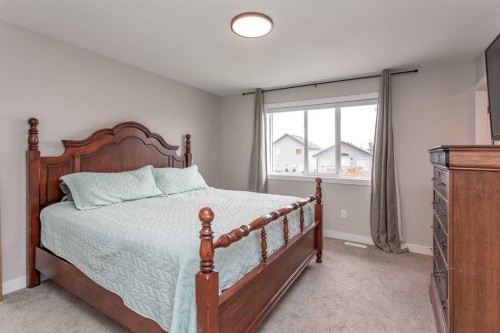 71 Bardwell Way, Sylvan Lake, AB - Indoor Photo Showing Bedroom