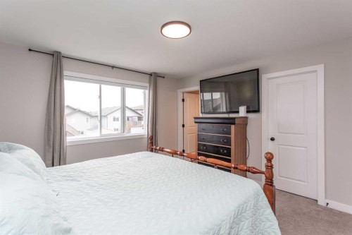 71 Bardwell Way, Sylvan Lake, AB - Indoor Photo Showing Bedroom