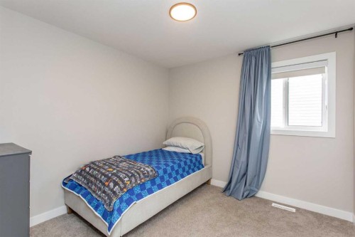 71 Bardwell Way, Sylvan Lake, AB - Indoor Photo Showing Bedroom
