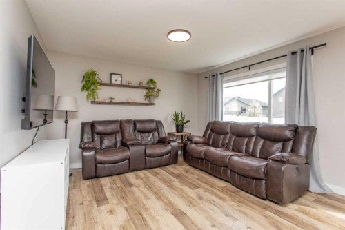 71 Bardwell Way, Sylvan Lake, AB - Indoor Photo Showing Living Room