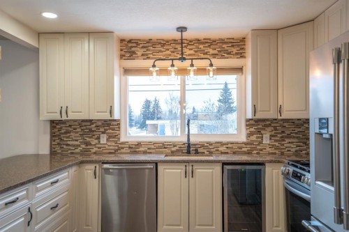 3 Montcalm Avenue, Camrose, AB - Indoor Photo Showing Kitchen With Stainless Steel Kitchen With Upgraded Kitchen