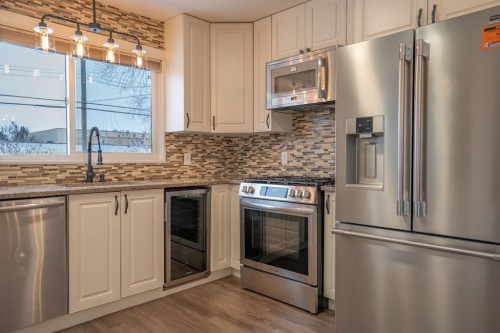 3 Montcalm Avenue, Camrose, AB - Indoor Photo Showing Kitchen With Stainless Steel Kitchen