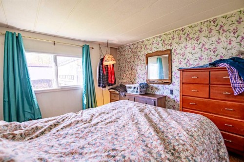 8 52 Street, Bluffton, AB - Indoor Photo Showing Bedroom