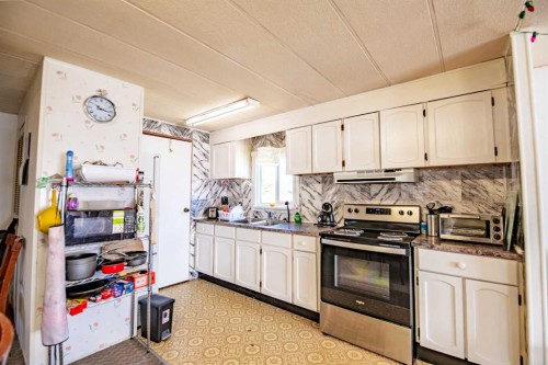 8 52 Street, Bluffton, AB - Indoor Photo Showing Kitchen With Double Sink