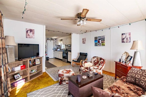 8 52 Street, Bluffton, AB - Indoor Photo Showing Living Room