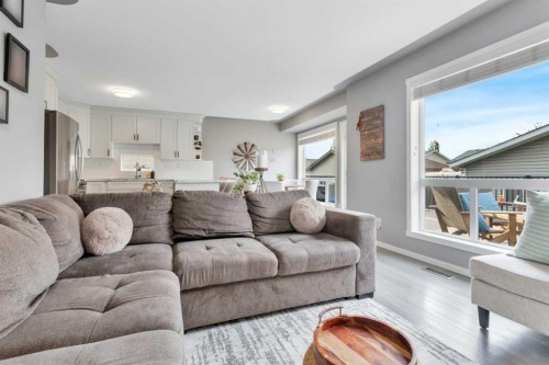 182 Kidd Close, Red Deer, AB - Indoor Photo Showing Living Room
