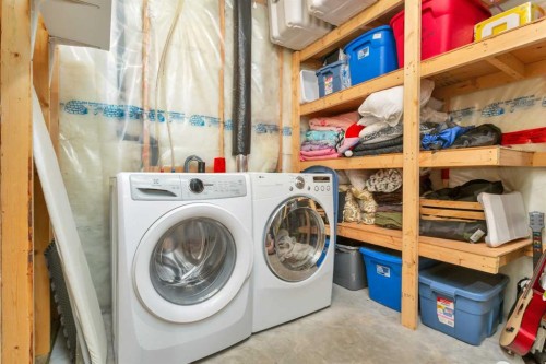 182 Kidd Close, Red Deer, AB - Indoor Photo Showing Laundry Room