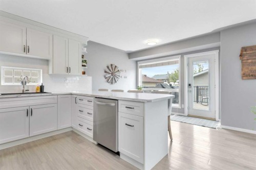 182 Kidd Close, Red Deer, AB - Indoor Photo Showing Kitchen