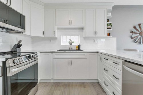 182 Kidd Close, Red Deer, AB - Indoor Photo Showing Kitchen With Upgraded Kitchen