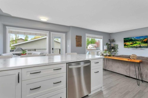 182 Kidd Close, Red Deer, AB - Indoor Photo Showing Kitchen