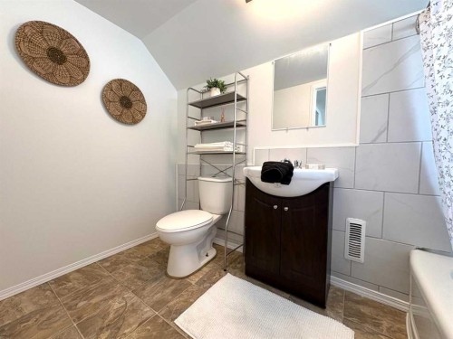 5129 48 Avenue, Ponoka, AB - Indoor Photo Showing Bathroom