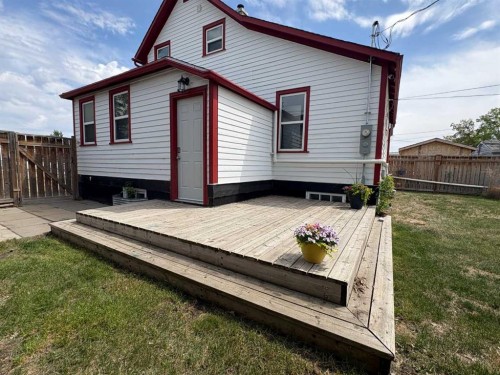 5129 48 Avenue, Ponoka, AB - Outdoor With Exterior